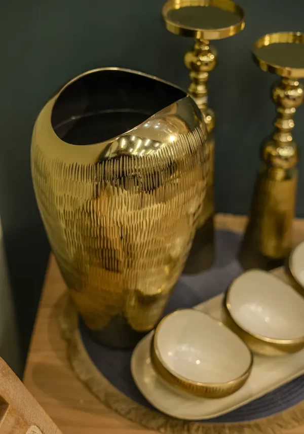 گلدان شیاردار فلزی